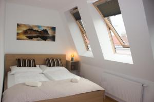 - 2 lits dans une petite chambre avec 2 fenêtres dans l'établissement Sunny & cozy Penthouse with Terrace DG3 QS12, à Vienne