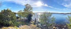 vistas a un lago con árboles en la orilla en Nice and family friendly holiday home in Trensum Karlshamn, en Trensum