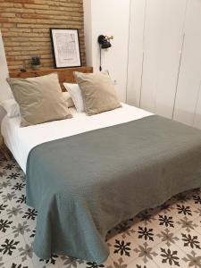 a bedroom with a large bed with white sheets and pillows at El Secreto de Portales in Logroño