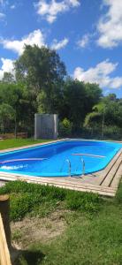 uma grande piscina azul na relva em POSADA ALUC, se reserva solo con seña em Chuy