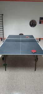 Instalaciones para jugar al ping pong en Bunker degli inventori o alrededores