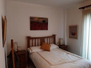 1 dormitorio con 1 cama y una pintura en la pared en Apartment in perfect position Historic Centre Malaga, en Málaga