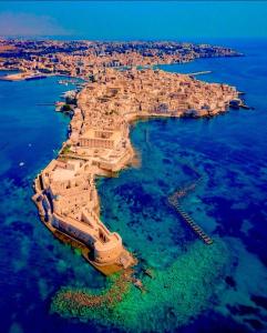 uma vista aérea de uma ilha na água em Casa vistamare Alfeo em Siracusa