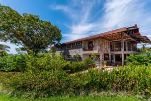 una casa con techo de gambrel en NQ Hotel Orinoquia, en Villavicencio