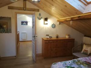 a bedroom with a bed and a wooden ceiling at Chambres d'hôtes "HOR DAGO" près de la gare d'Hendaye avec le petit-déjeuner in Hendaye