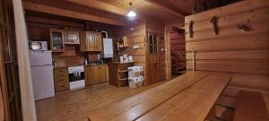 cocina con armarios de madera y suelo de madera en ChatauBrata en Krynica Zdrój