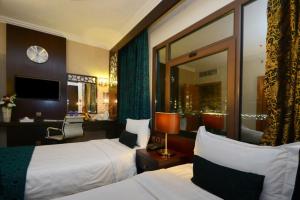 Rawdat Al Safwa Hotel tesisinde bir odada yatak veya yataklar