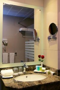 Rawdat Al Safwa Hotel tesisinde bir banyo