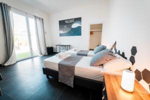 Posteľ alebo postele v izbe v ubytovaní Sunset Wave - STAGNONE KITESURF VILLAGE