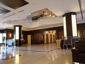 un gran vestíbulo con una gran sala con en Rawdat Al Safwa Hotel en Medina