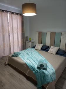 een slaapkamer met een bed met twee handdoeken erop bij Casa mary in Costa de Antigua +28 foto's