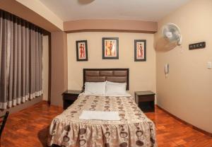 a bedroom with a large bed in a room at Hotel Residencial San Isidro in Hualmay