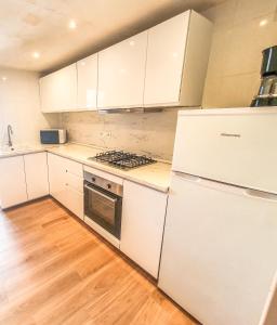 A kitchen or kitchenette at Apartamento Arenal II Még 21 kép