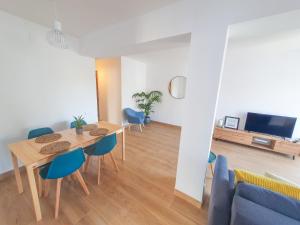 A television and/or entertainment centre at Apartamento Arenal II