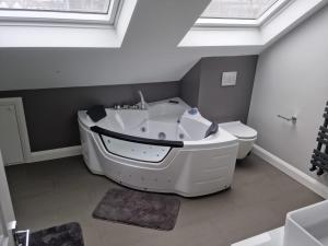 Impeccable 4-Bed House in London with Jacuzzi