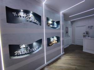 una stanza con un muro con dei cartelli di B&B MaisonAlysie a Foggia