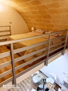 1 dormitorio con 2 literas en una habitación en Suite per famiglie"Civico 65", en Palagianello