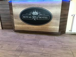 um sinal para um hotel Royal K numa parede de madeira em Royal Hotel em Cserkeszőlő