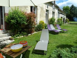 un jardín con sillas, mesa y sombrilla en Cozy country house (cottage) & ideal closed garden, 