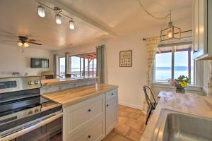 uma cozinha com um lavatório e um fogão forno superior em Lakefront Sanctuary with Mount Konocti Views em Nice