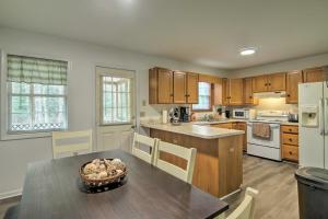 Pool Access and Fire Pit Ocean Pines Retreat!的厨房或小厨房