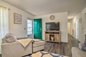 Pool Access and Fire Pit Ocean Pines Retreat!的电视和/或娱乐中心