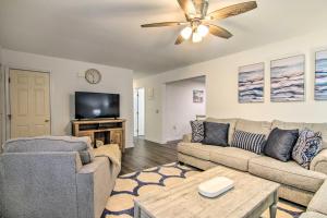 Pool Access and Fire Pit Ocean Pines Retreat!的电视和/或娱乐中心