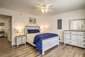 奥申派因斯Pool Access and Fire Pit Ocean Pines Retreat!的带床和吊扇的卧室 更多31张照片