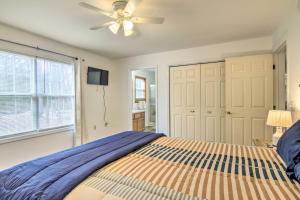 Pool Access and Fire Pit Ocean Pines Retreat!客房内的一张或多张床位
