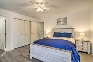 Pool Access and Fire Pit Ocean Pines Retreat!客房内的一张或多张床位