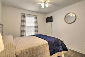 Pool Access and Fire Pit Ocean Pines Retreat!客房内的一张或多张床位