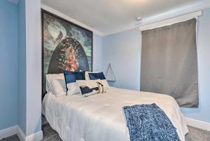 Postel nebo postele na pokoji v ubytování Vibrant Family Condo 100 feet to Private Beach!