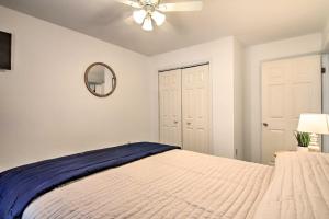 Pool Access and Fire Pit Ocean Pines Retreat!客房内的一张或多张床位