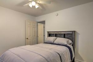 Pool Access and Fire Pit Ocean Pines Retreat!客房内的一张或多张床位
