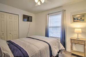 Pool Access and Fire Pit Ocean Pines Retreat!客房内的一张或多张床位