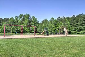 奥申派因斯Pool Access and Fire Pit Ocean Pines Retreat!的一个带滑梯游乐场的公园