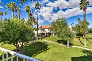 パームデザートにあるChic Palm Desert Condo with Resort-Style Amenities!のヤシの木が茂る家のバルコニーからの眺め