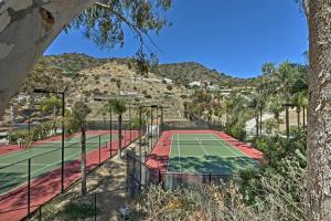 Tennis und/oder Squash in der Unterkunft Gorgeous Catalina Island Condo with Golf Cart! oder in der Nähe