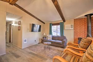 sala de estar con sofá y mesa en Cozy Payson Cabin Retreat in National Forest!, en Payson