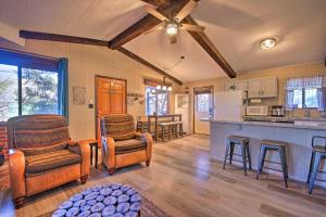 Η κουζίνα ή μικρή κουζίνα στο Patio, Grill and Mogollon Rim Views Payson Cabin