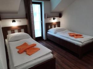 Postel nebo postele na pokoji v ubytování Hotel Flora
