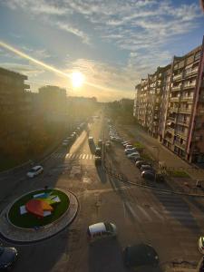 vistas a una calle de la ciudad con coches aparcados en B&B MaisonAlysie, en Foggia