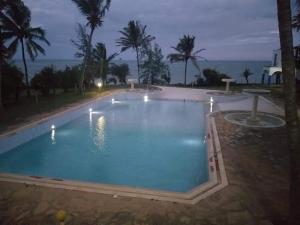 Mtwapa Beach front villas and apartments 내부 또는 인근 수영장