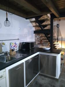 Kuchyň nebo kuchyňský kout v ubytování La Plazuela del Tiétar, diseño y descanso en Gredos sur