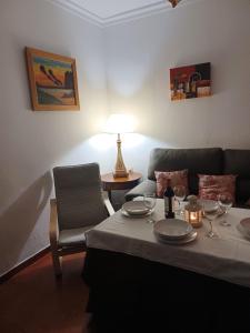 Habitación con mesa, sofá y lámpara. en La Gonzala, en Zahara de la Sierra 19 fotos más