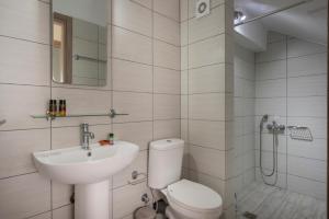Kúpeľňa v ubytovaní SEA BREEZE APARTMENTS + 31 fotografií
