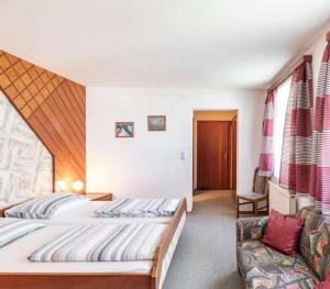 una camera d'albergo con un letto e un divano di Austria Traveller Hotel Lenzing a Lenzing