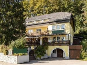 una grande casa gialla con un balcone sopra di Austria Traveller Hotel Lenzing a Lenzing