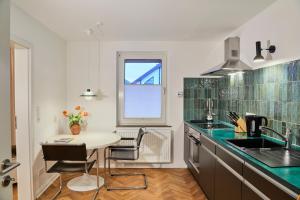 a kitchen with a small table and a window at Gemütliche Wohnung mit Balkon in Deidesheim