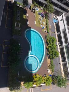 vista sulla piscina di un resort di Me'Na Homestay, Sepang a Kampong Salak Tinggi